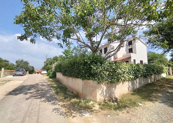 Apartment In Medulin With Garden